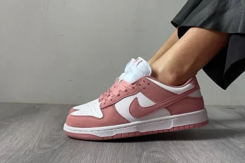 Наймодніші кросівки весни-2025: стилісти пояснили, як обрати трендове взуття