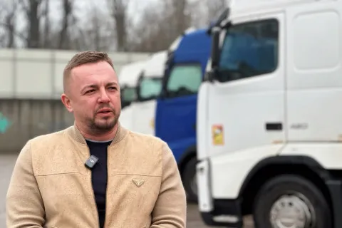 Олег Крот вместе с партнерами передал четыре фуры сеток в рамках проекта «Паутина» и катер для ВСУ