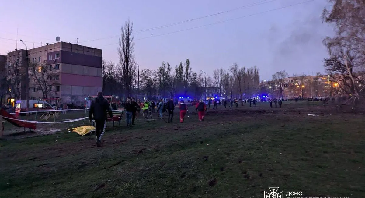 Удар балістикою по дитячому майданчику у Кривому Розі: ракета була начинена касетними зарядами - today.ua