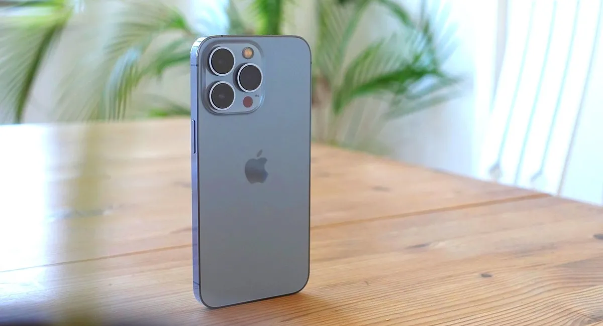 Цены на iPhone значительно вырастут из-за новых пошлин Трампа, но не в Украине: эксперт назвал причину - today.ua