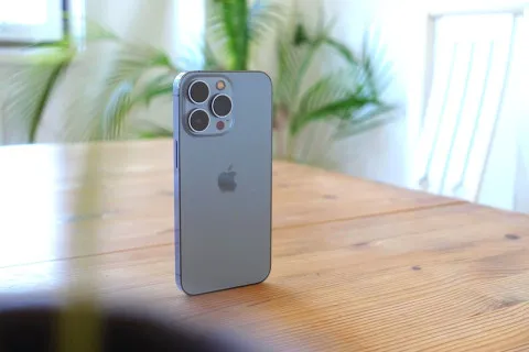Цены на iPhone значительно вырастут из-за новых пошлин Трампа, но не в Украине: эксперт назвал причину