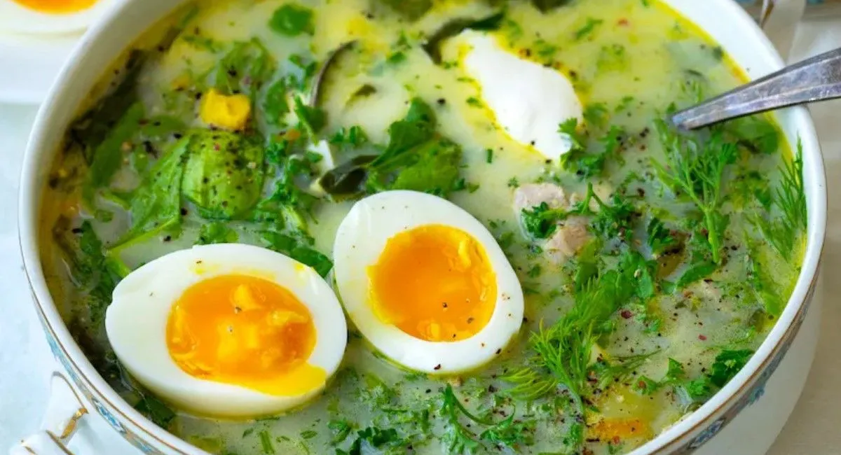 Зелений борщ як у ресторані: рецепт із секретним інгредієнтом, що покращує смак страви - today.ua