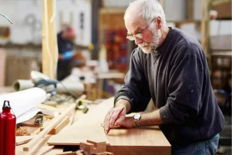 Молоді мають воювати,  а пенсіонери – працювати: у Мінсоцполітики готують зміни до закону