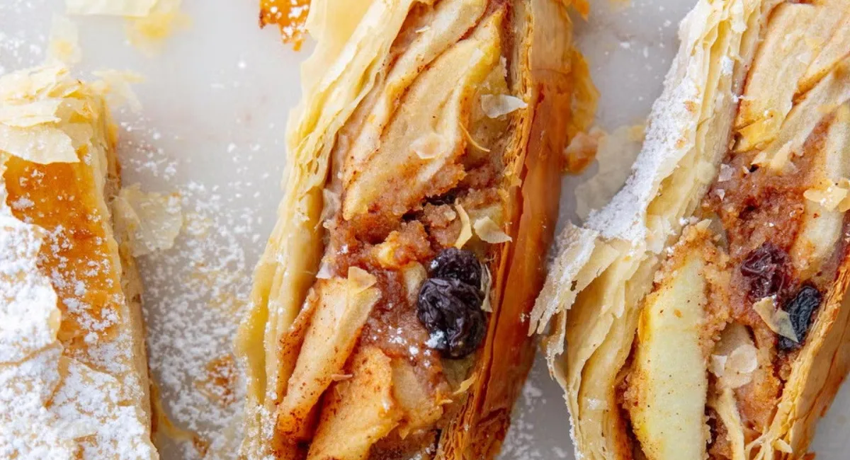 Смачний десерт за 15 хвилин: як приготувати швидкий штрудель з яблуками та корицею - today.ua
