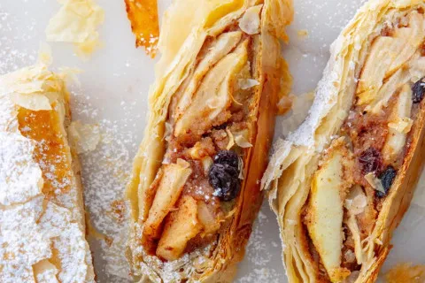 Смачний десерт за 15 хвилин: як приготувати швидкий штрудель з яблуками та корицею