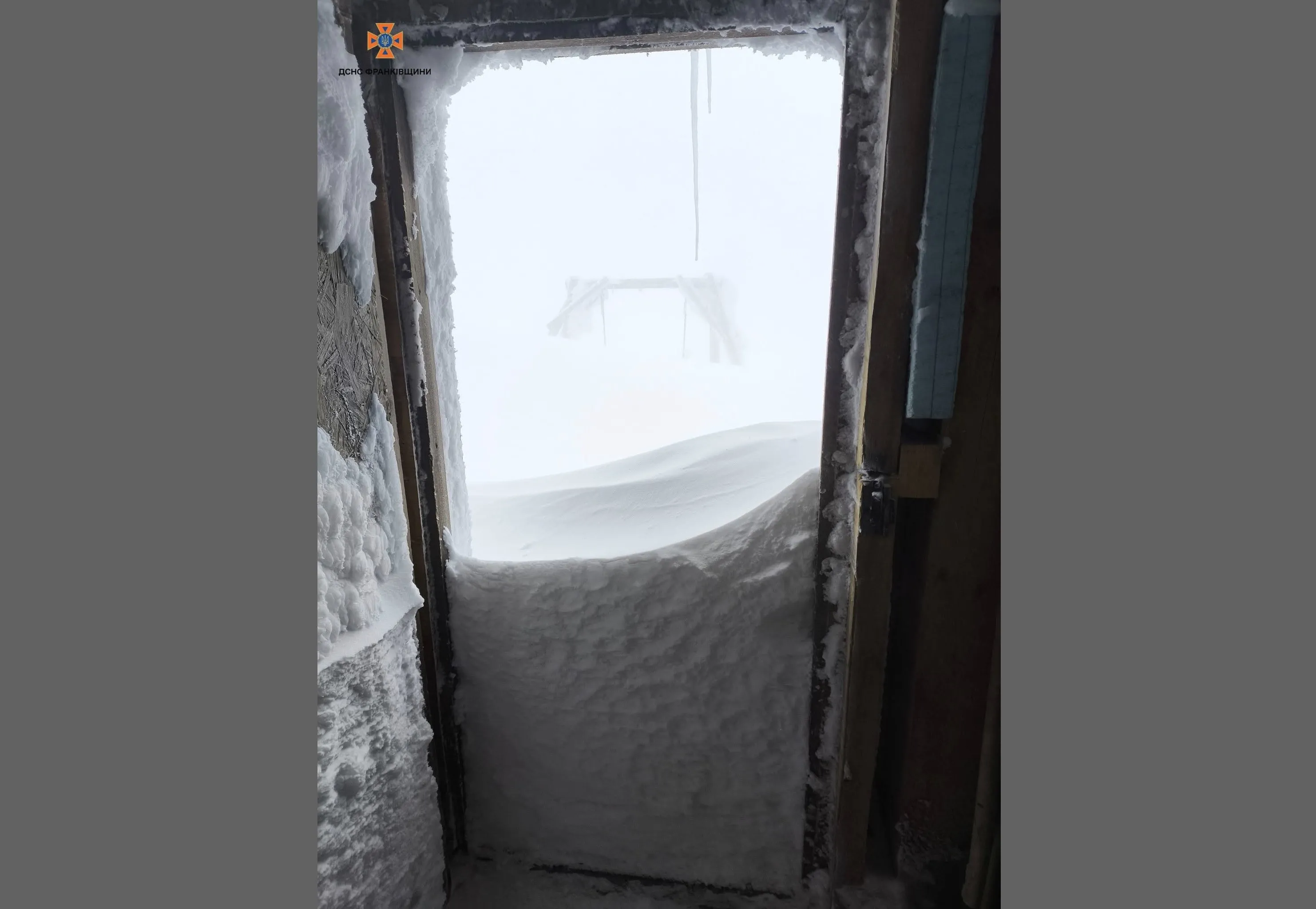 В Україну повернулася зима: регіони засипає снігом, а в Карпатах уже намело перемети до метра заввишки - today.ua