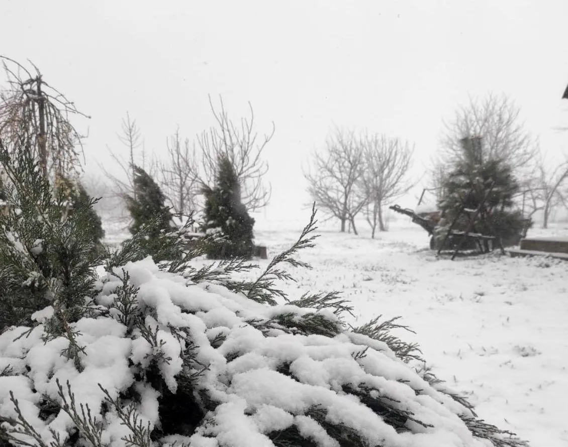 В Україну повернулася зима: регіони засипає снігом, а в Карпатах уже намело перемети до метра заввишки - today.ua