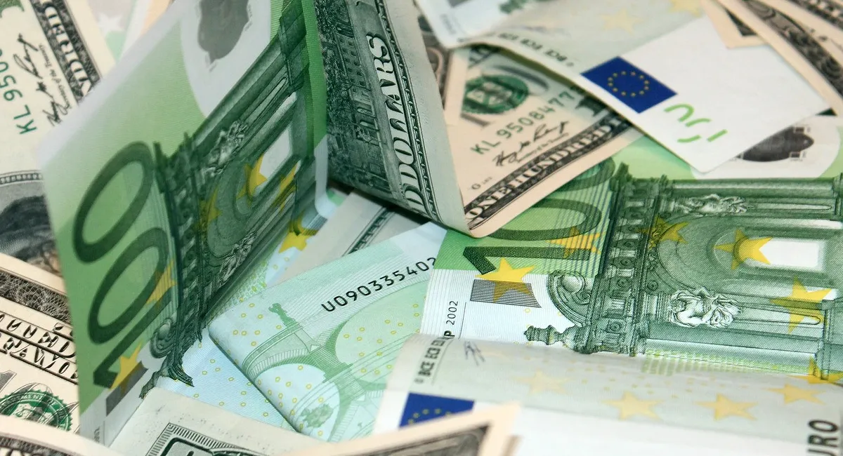 Доллар начал дешеветь, евро продолжает стремительно расти: курс валют на 11 ноября - today.ua