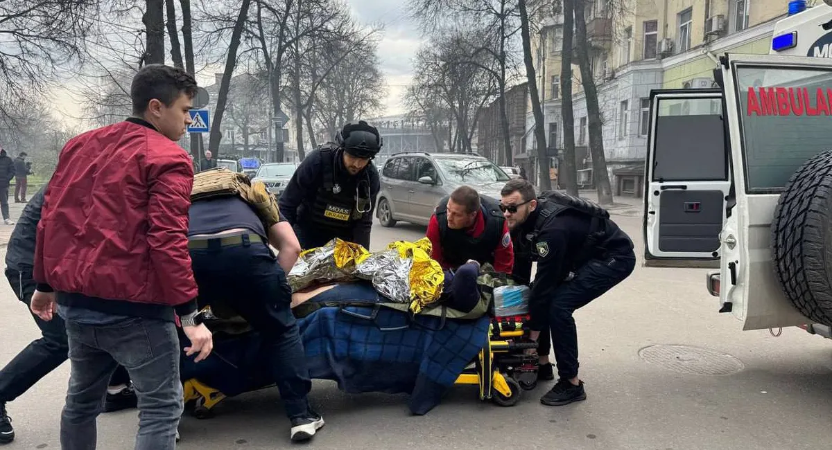 Россияне ударили ракетами по центру Сум: уже более 20 погибших и раненых (Видео) - today.ua