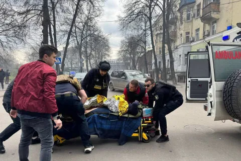 Россияне ударили ракетами по центру Сум: уже более 20 погибших и раненых (Видео)