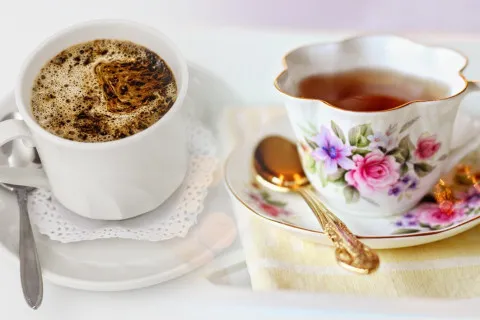 Що краще - чай чи кава: медики пояснили, який напій приносить більше користі