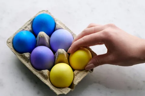 Як пофарбувати яйця на Великдень без хімії: топ-3 способи зробити красиві та оригінальні крашанки