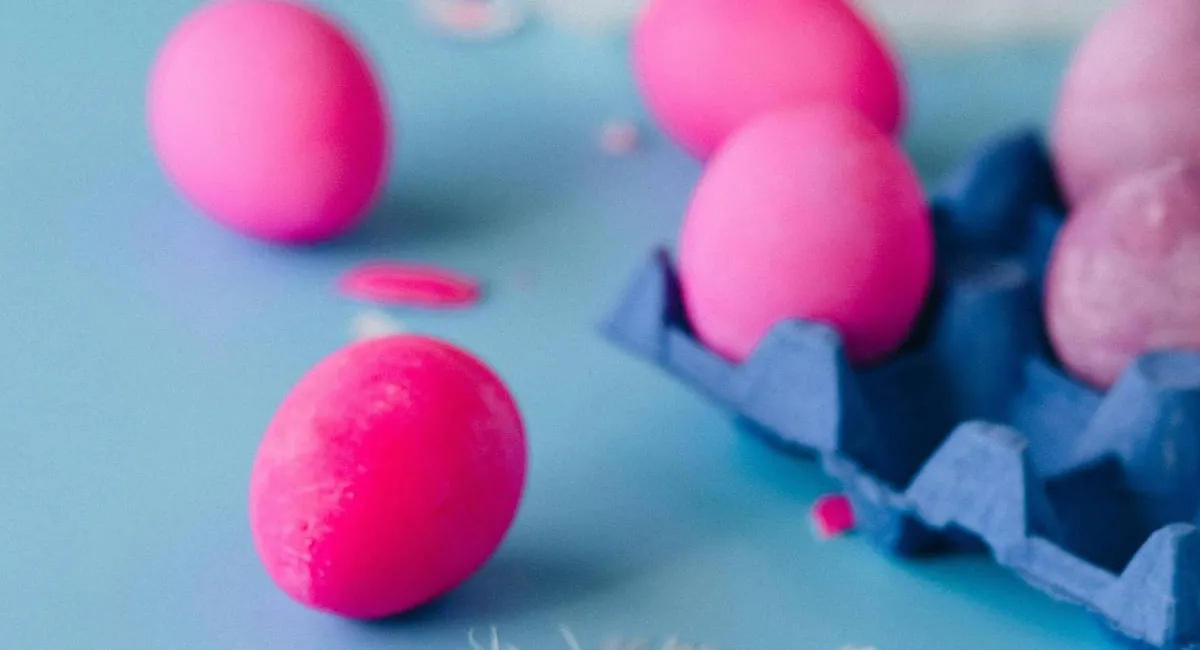 Ярко-розовые, фиолетовые и мятные крашенки: как покрасить яйца в необычный цвет без красителей - today.ua