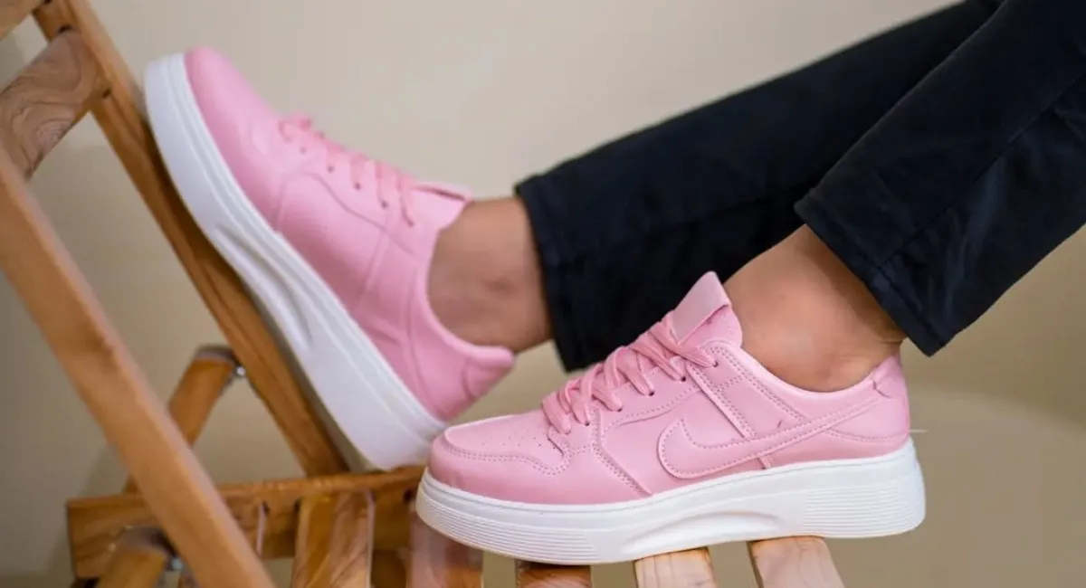Забудьте про білі кросівки: стилісти розповіли, взуття яких відтінків краще обрати навесні - today.ua
