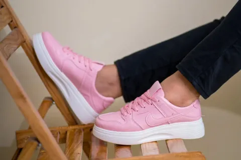 Забудьте про білі кросівки: стилісти розповіли, взуття яких відтінків краще обрати навесні