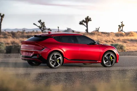 Будут служить годами: эксперты выяснили, какие электрокары имеют самые долговечные батареи