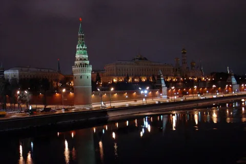 СМИ выдвигают самые невероятные версии внезапного ночного визита Путина в Кремль