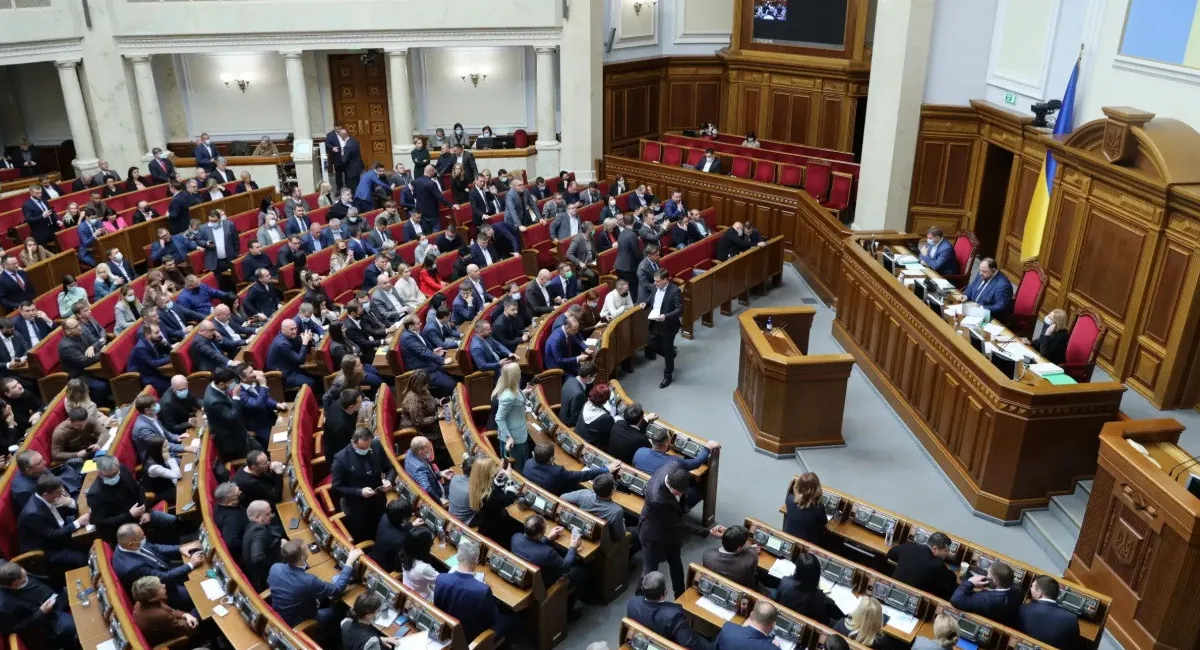 ВР продовжила воєнний стан та мобілізацію в Україні: один нардеп проголосував проти - today.ua