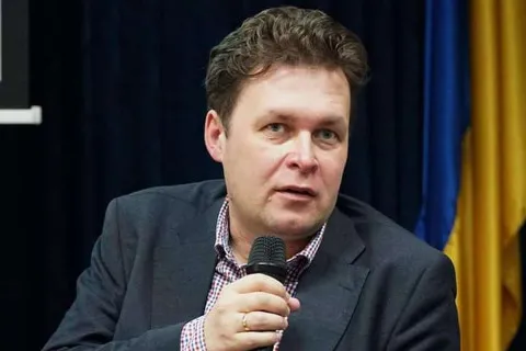 "Влада готується до виборів і не вважає за потрібне це приховувати", - політолог Євген Магда 