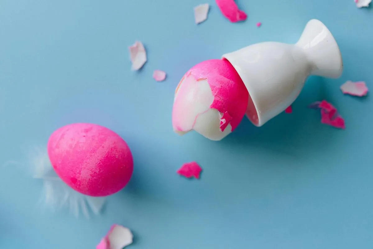 Ярко-розовые, фиолетовые и мятные крашенки: как покрасить яйца в необычный цвет без красителей - today.ua