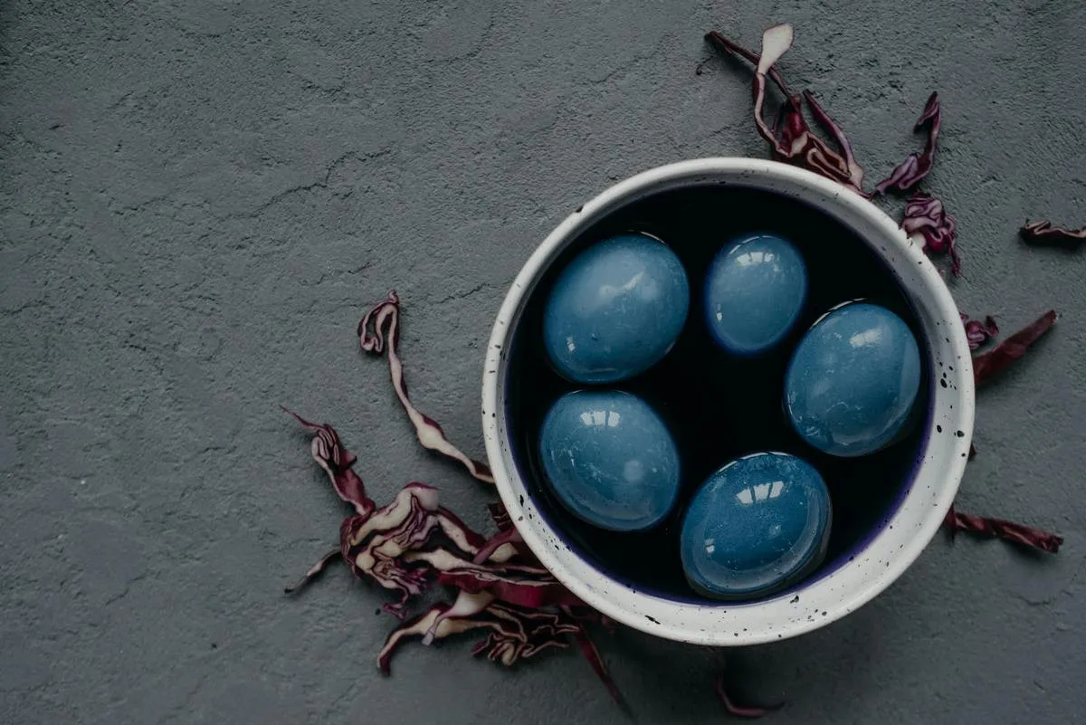 Ярко-розовые, фиолетовые и мятные крашенки: как покрасить яйца в необычный цвет без красителей - today.ua