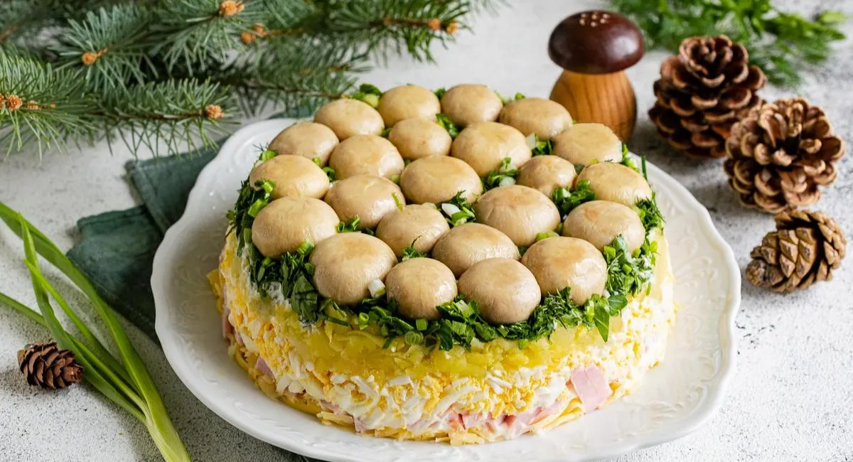 Що приготувати на великодній стіл: рецепт смачного салату Лісова галявина - today.ua