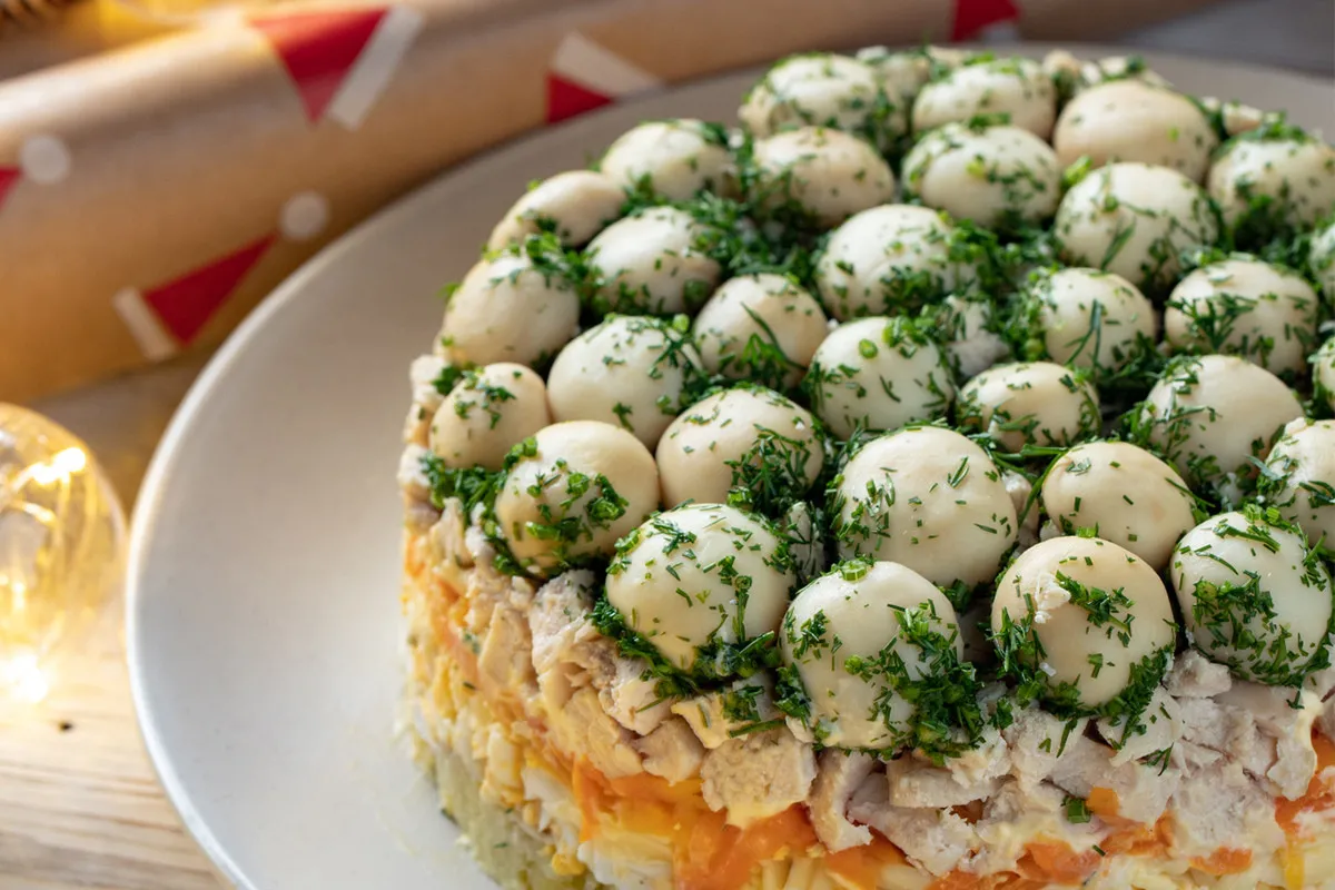 Що приготувати на великодній стіл: рецепт смачного салату Лісова галявина - today.ua