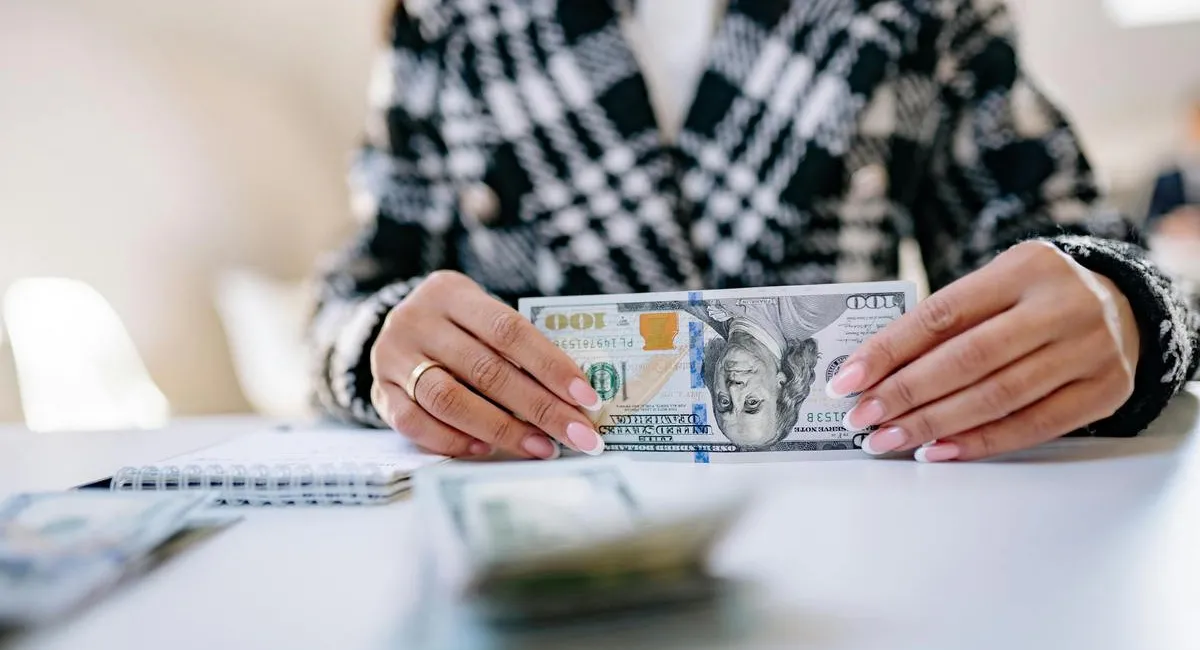 Денежный маникюр на январь: какие дизайны привлекут удачу и богатство в новом году - today.ua