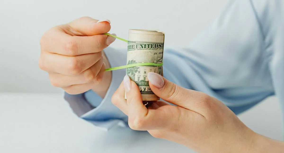 Как украинцам уберечь сбережения на фоне обесценивания гривны: советы специалистов - today.ua