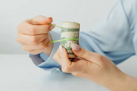 Как украинцам уберечь сбережения на фоне обесценивания гривны: советы специалистов