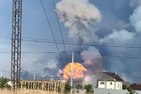ВСУ поразили один из крупнейших оружейных арсеналов в России: началась сильная детонация, население спешно эвакуируют