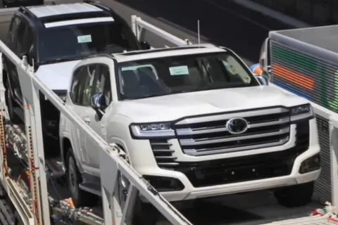 У Мережі раніше прем'єри розсекретили новий Land Cruiser 300