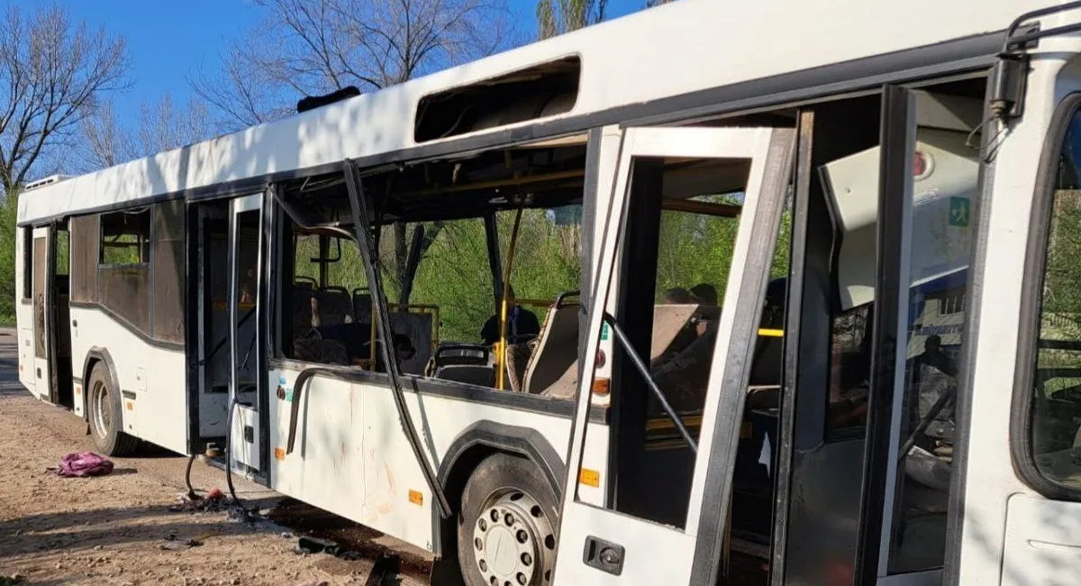 Росіяни вдарили дроном по автобусу з пасажирами у Марганці: десятки постраждалих і 9 загиблих - today.ua