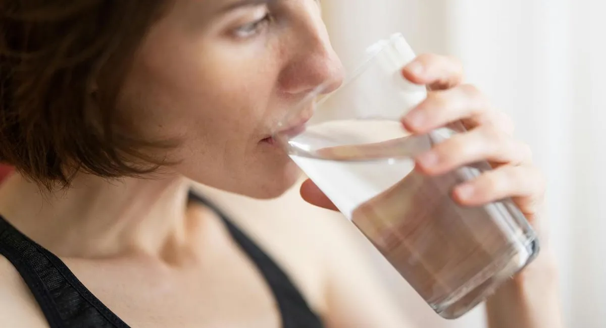 Как понять, что человек пьет слишком мало воды: названы главные симптомы  - today.ua