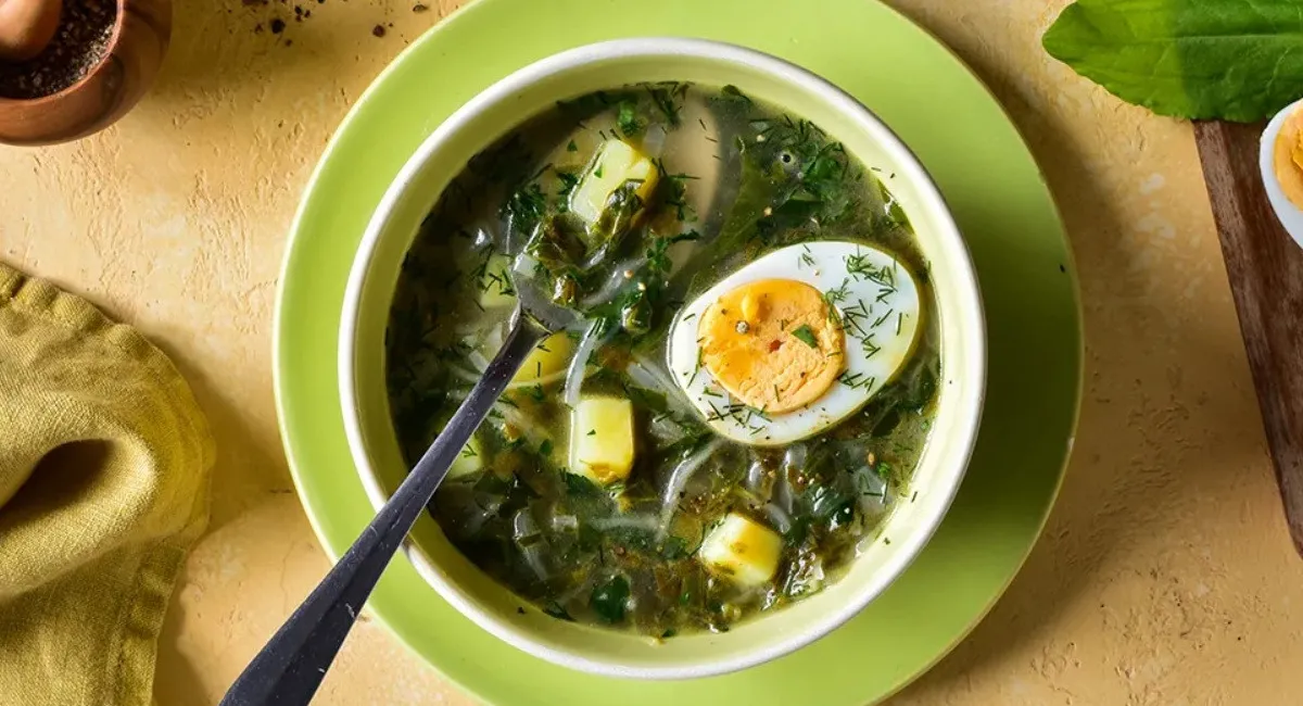 Зелений борщ зі щавлем та яйцем: рецепт апетитної страви з секретним інгредієнтом - today.ua