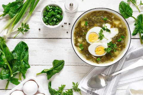 Невероятно вкусный зелёный борщ с неожиданным ингредиентом: рецепт блюда, которое удивит всех