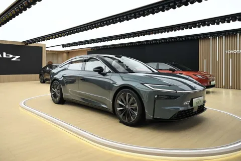 Toyota показала новый флагманский электрический седан bZ7: фото