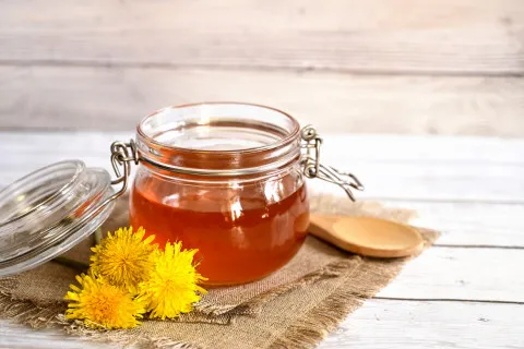 Як приготувати мед з кульбаб: рецепт смачного та корисного продукту