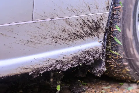 Стало відомо, в якому випадку відсутність грязезахисних фартухів та бризковиків не є порушенням ПДР