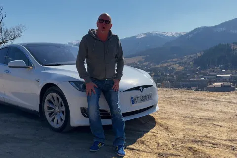 Чоловік протестив запас ходу електромобіля Tesla на дорогах України: експеримент здивував