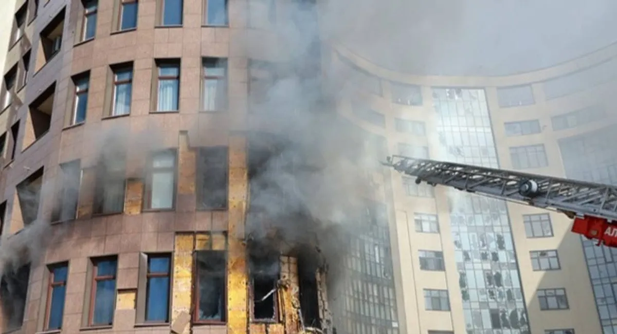 В Харькове прямое попадание в многоэтажку с людьми: появились жуткие кадры пожара и разрушений - today.ua