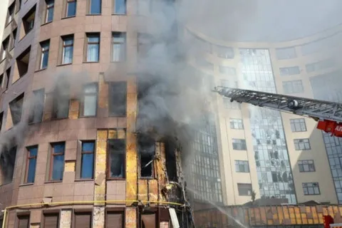 В Харькове прямое попадание в многоэтажку с людьми: появились жуткие кадры пожара и разрушений