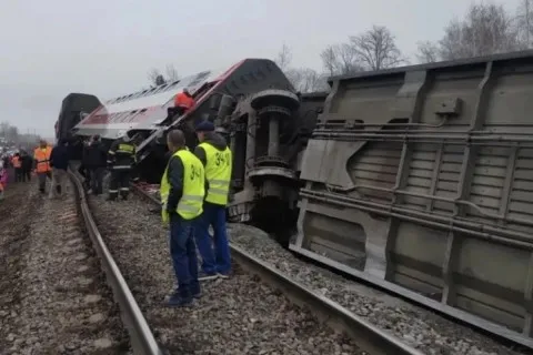 Крупнейшая железнодорожная авария последних лет: в направлении Москвы перевернулся поезд с 415 пассажирами (видео)