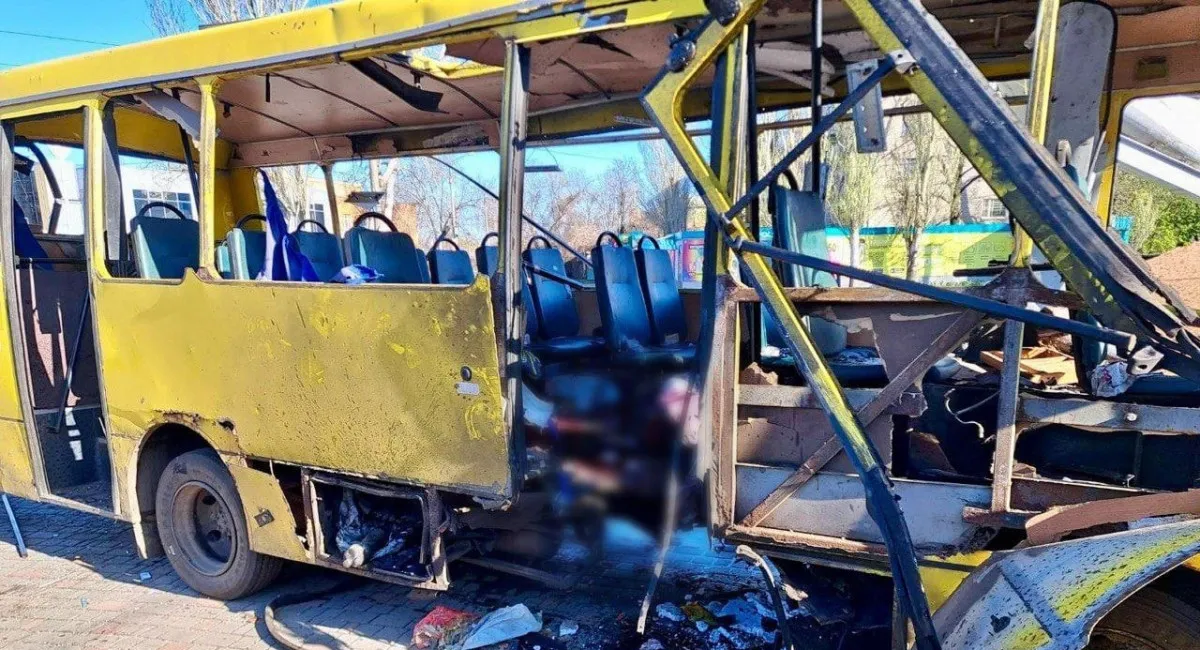 Окупанти вдарили по автобусу з людьми у Нікополі: є загиблі та багато поранених (фото) - today.ua