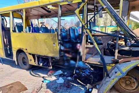 Оккупанты ударили по автобусу с людьми в Никополе: есть погибшие и много раненых (фото)