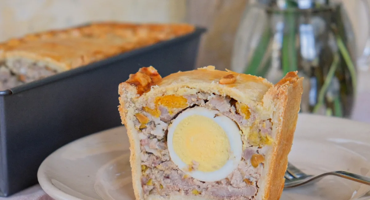 Забудьте об обычной колбасе: как приготовить ресторанный мясной шедевр на Пасху - today.ua