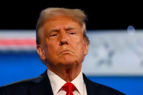 "Я лечу людей": Трамп изобразил себя Иисусом и назвал это "ролью врача"