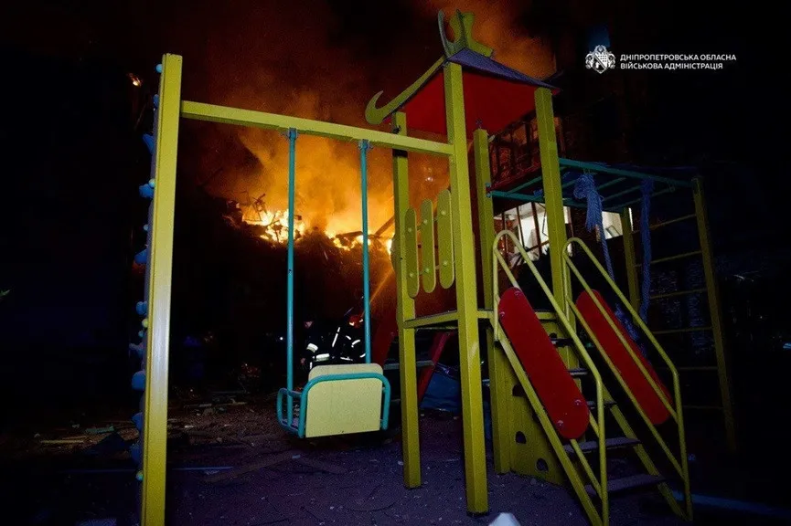 Цілили по дітях та літніх людях: у Дніпрі ворожа ракета понівечила пансіонат і школу, є загиблі (фото) - today.ua