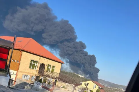 Дроны ударили по одному из крупнейших НПЗ России: вспыхнул масштабный пожар (фото, видео)