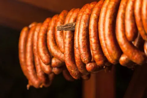 Знатоки назвали лучшую и самую вкусную колбасу в мире: среди ингредиентов — не только мясо